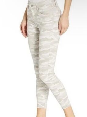 Levi’s cream camo 720 high rise super skinny crop pants jeans size 31